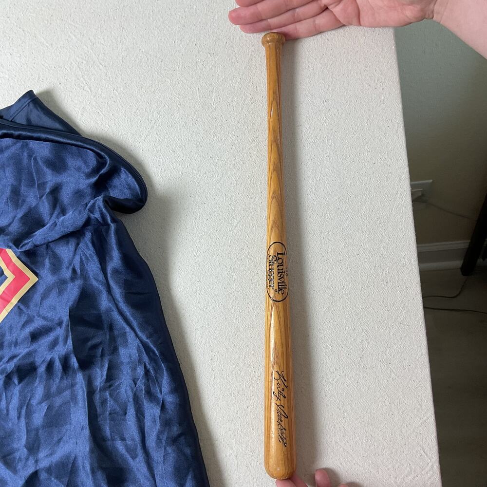 Vintage Minnesota Twins Souvenir Bat and Autographed Blue Hero Cape - Picture 7 of 8